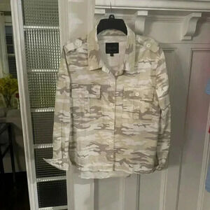 Sanctuary women’s ivory & Tan camouflage button down shirt size medium